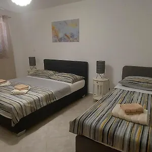 https://apartment-spomax.hotelinzadar.com